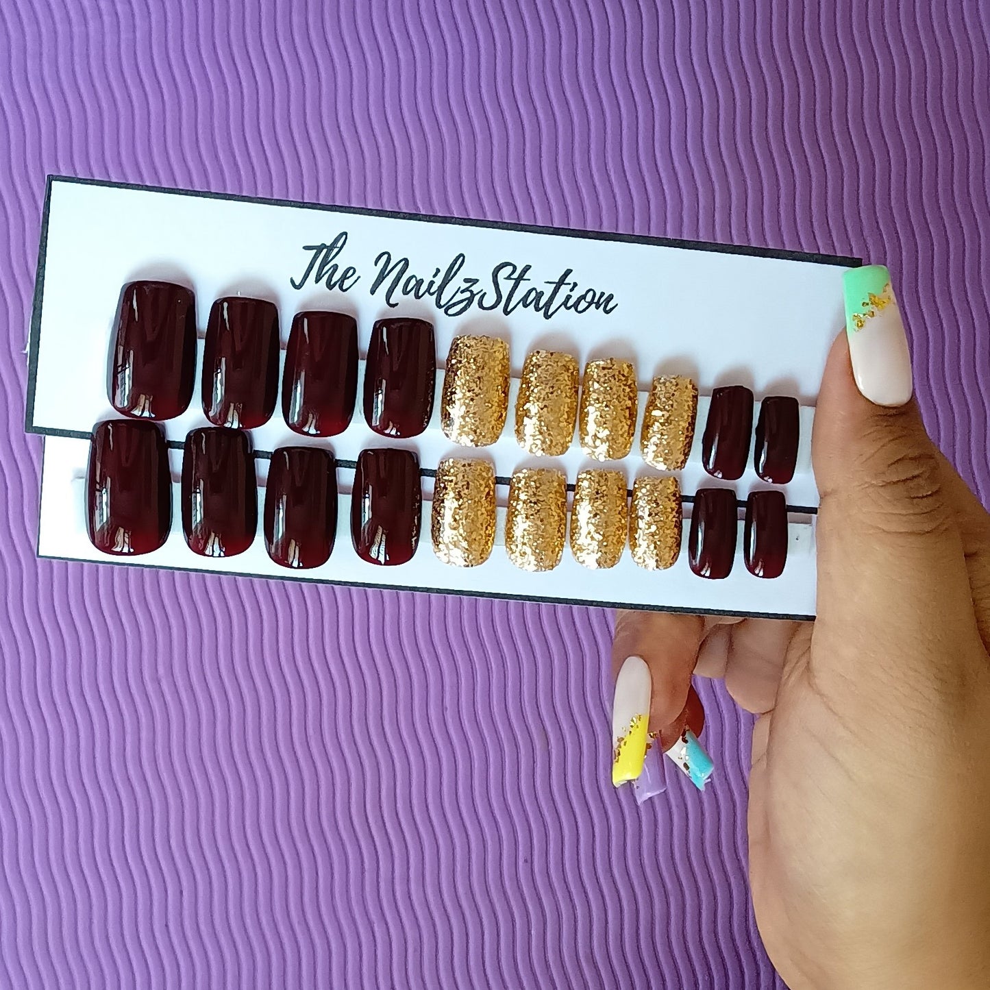 Glossy Dark Maroon Golden Glitter Press on Nails Set (20 nails / Medium Square)