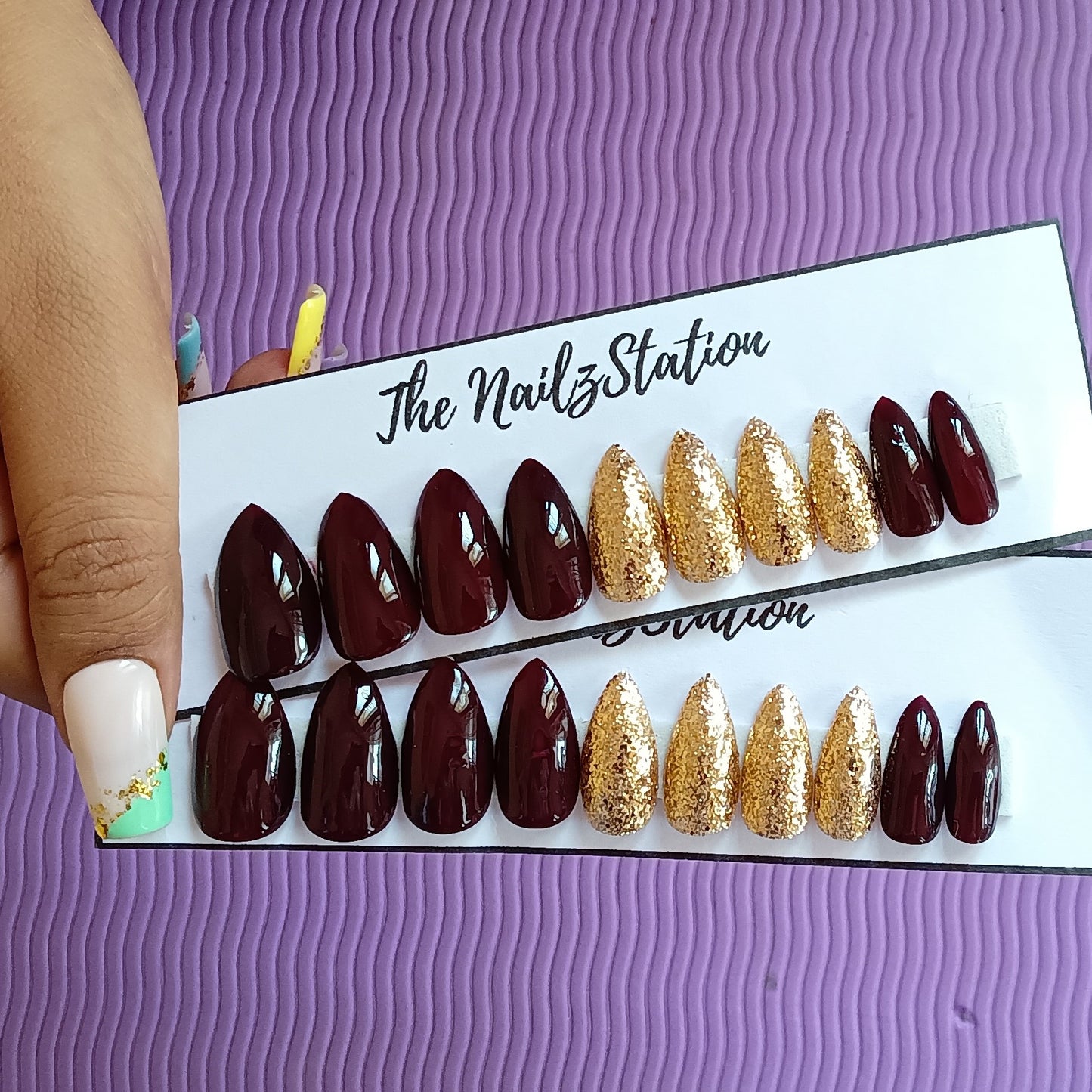 Glossy Dark Maroon Golden Glitter Press on Nails Set (20 nails / Almond)