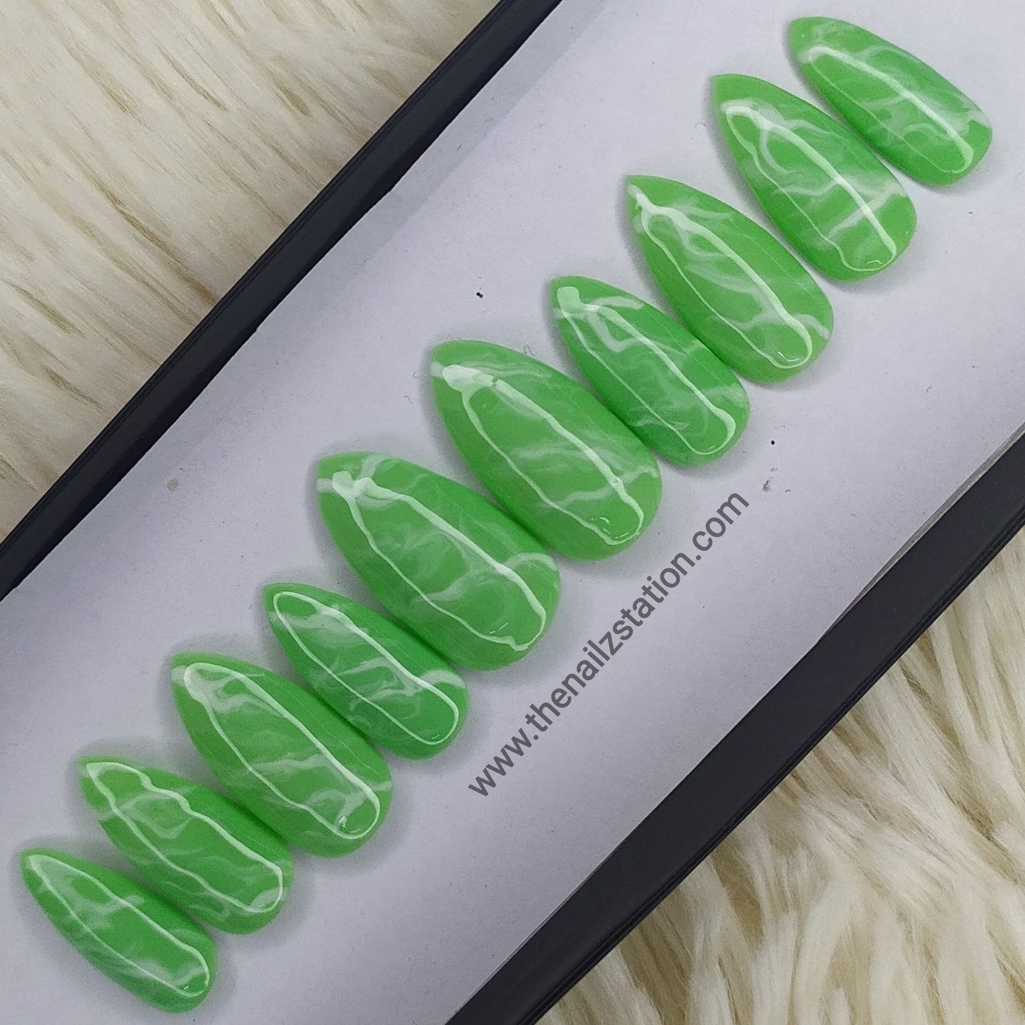 Green and white Marble Press on Nails Set // 227