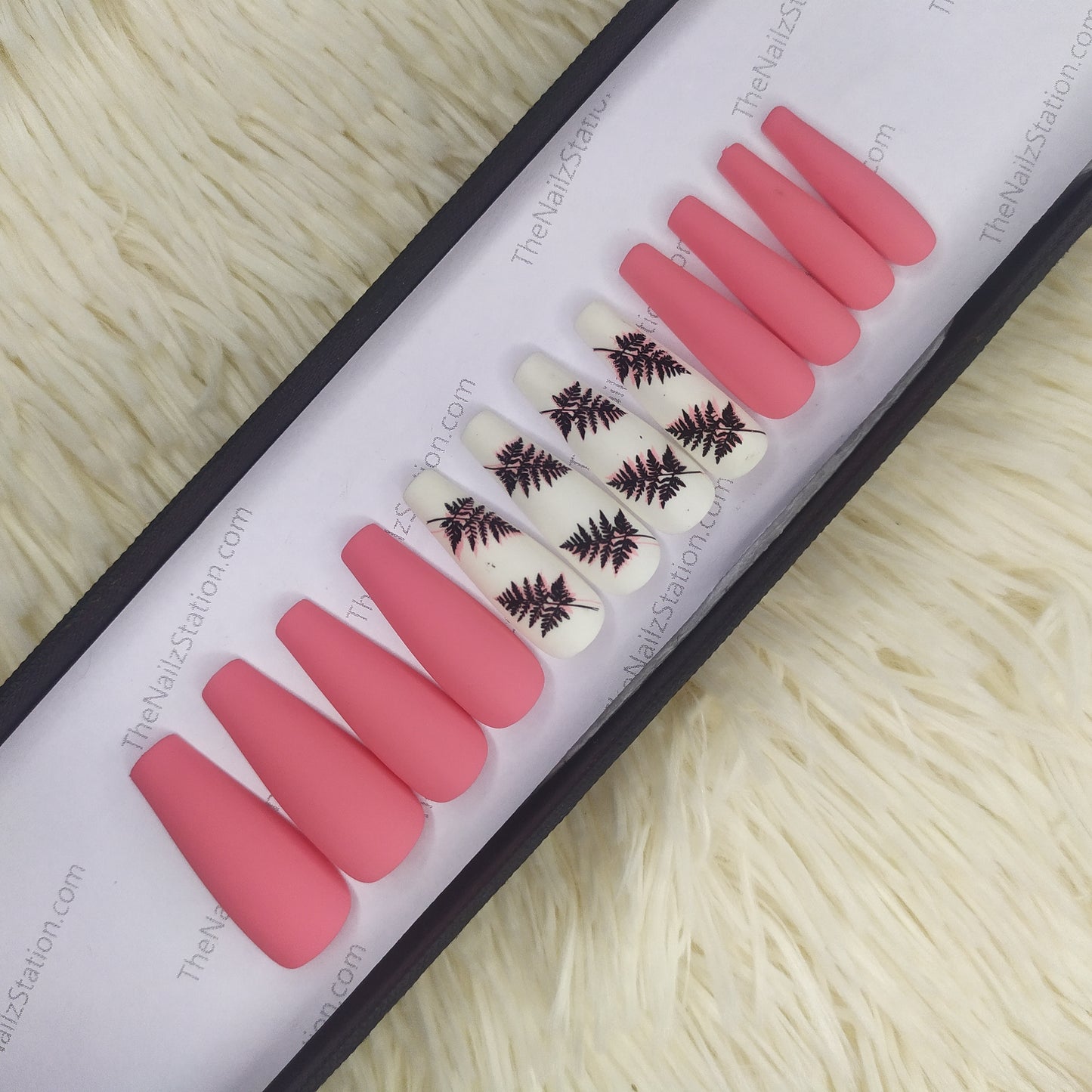 Roza frons : Matte Pink and Black Petals Press on Nails 120
