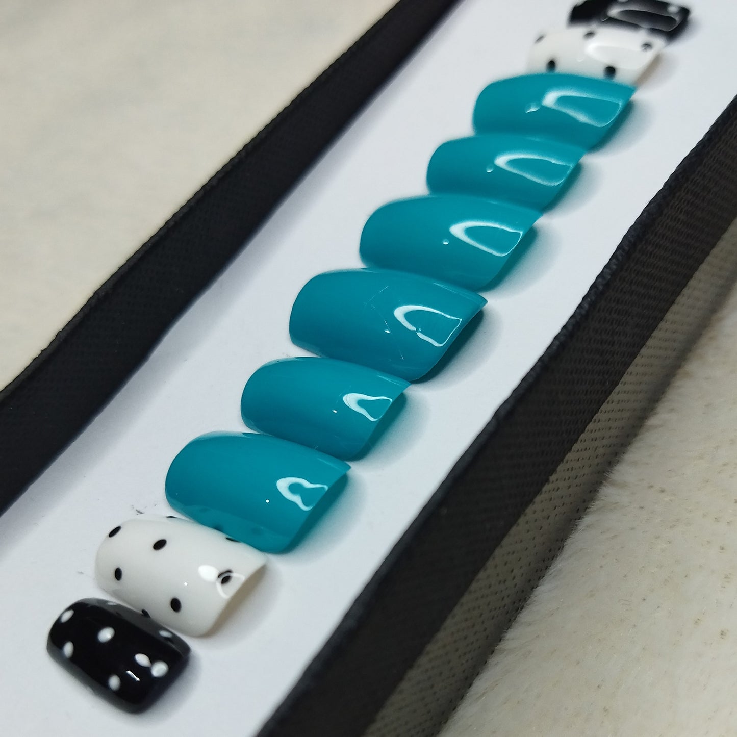 Glossy Blue Dots Press on Nails Set // 644