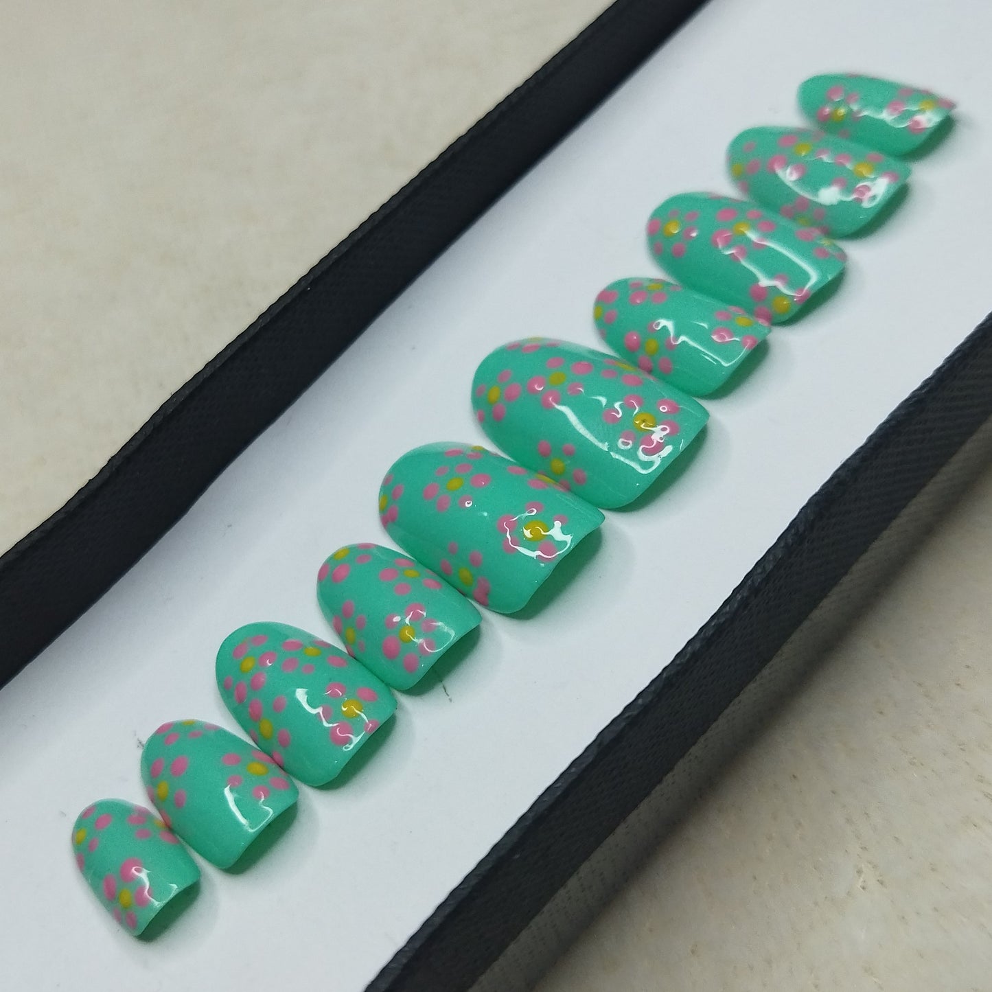 Glossy Green Flower Dots Press on Nails Set // 676