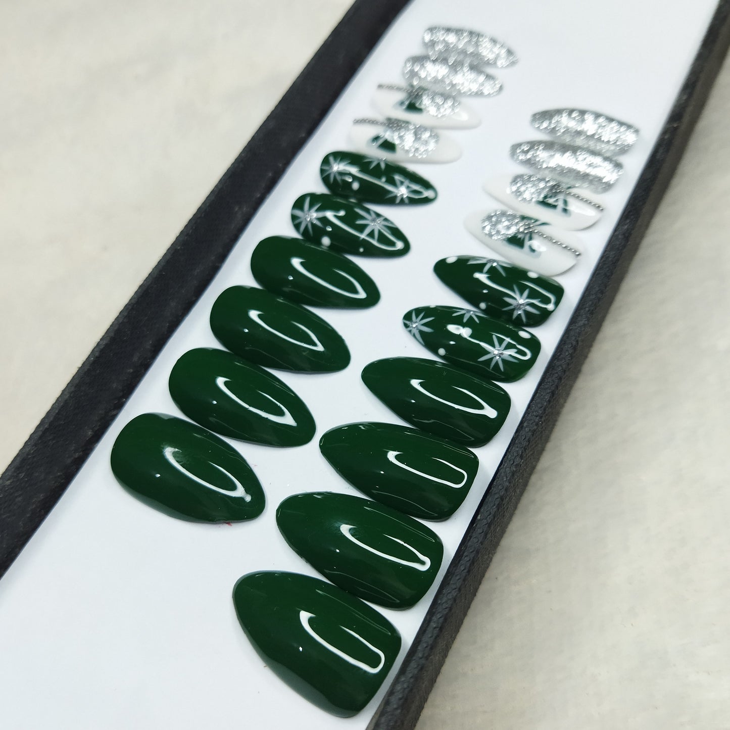 Christmas Collection : Glossy Green Snowball Press on Nails Set