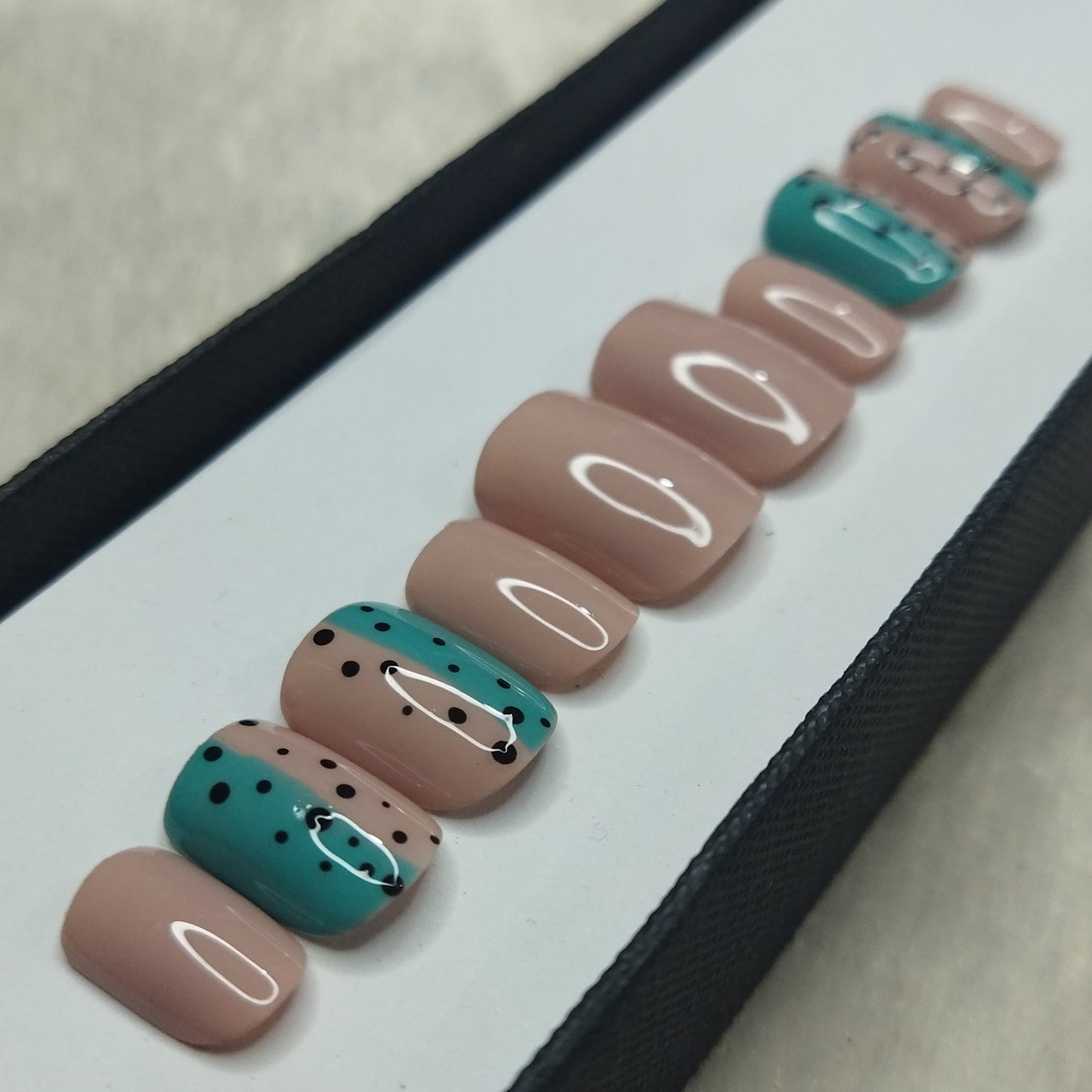 Glossy Nude Minimal Abstract Press on Nails Set // 504