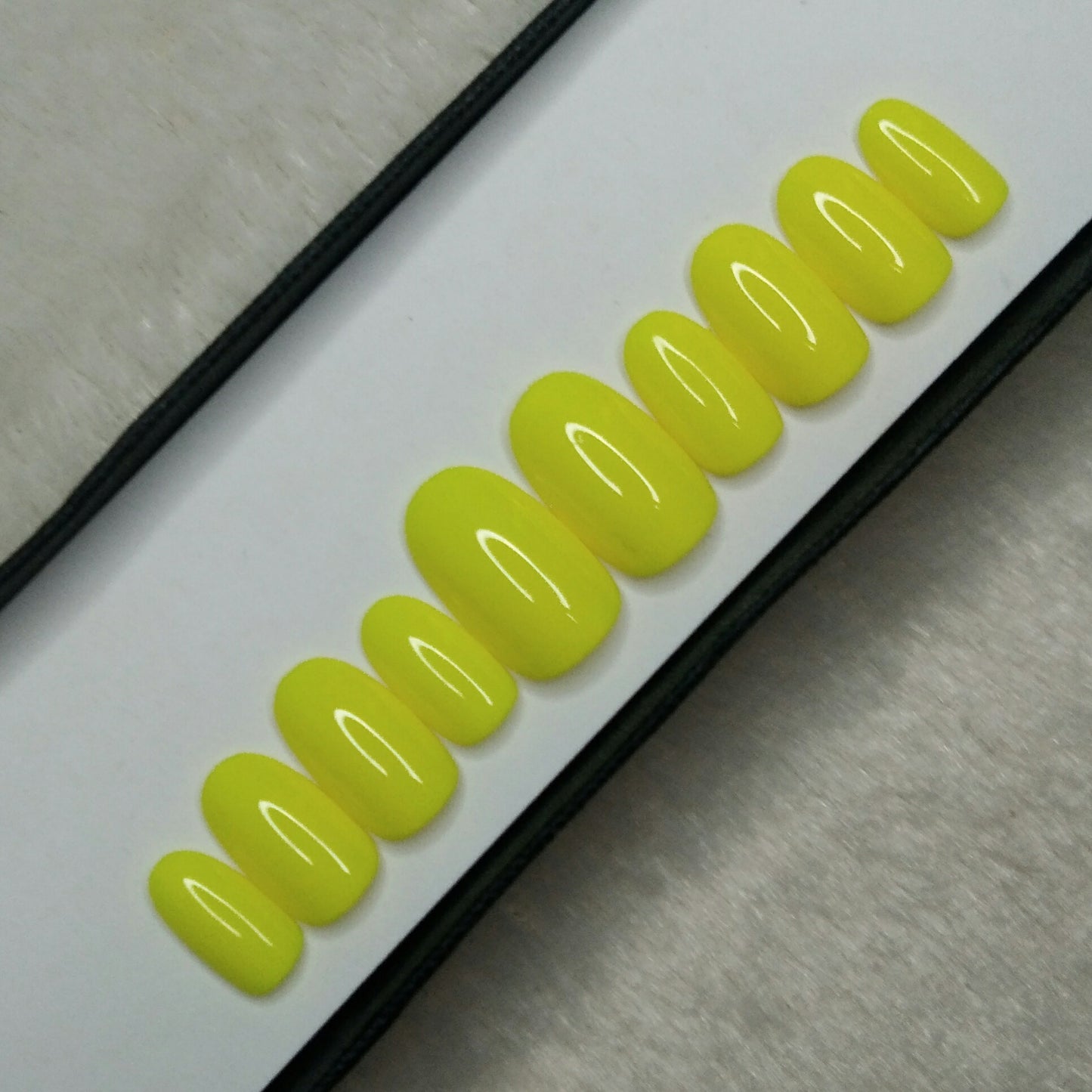 Glossy Green Neon Press on Nails Set // 507
