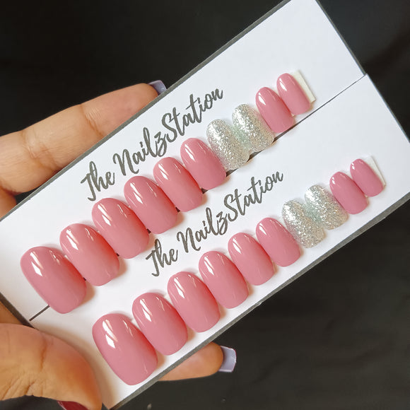 Glossy Pastel Pink Silver Glitter Press on Nails Set (20 nails / Oval)