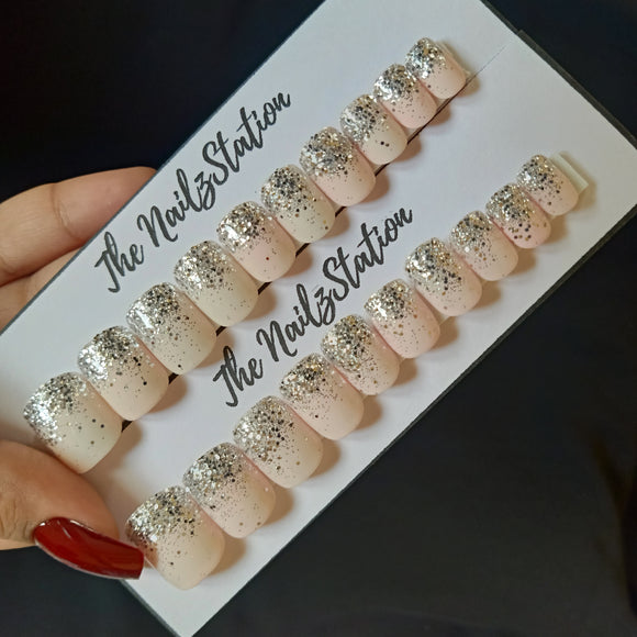 Glossy Off-White Silver Glitter Ombre Press on Nails Set (20 nails /Square)