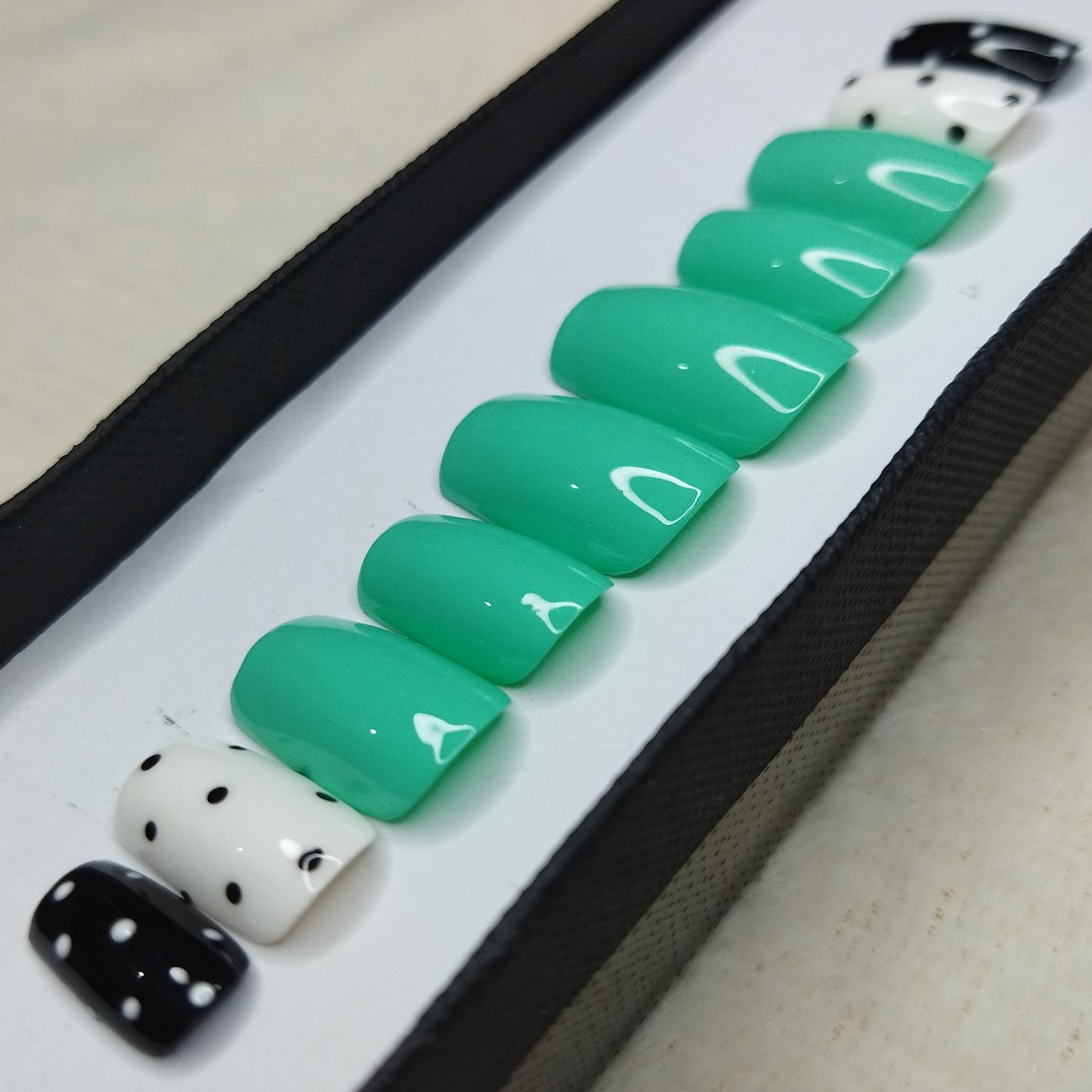 Glossy Green Dots Press on Nails Set // 643