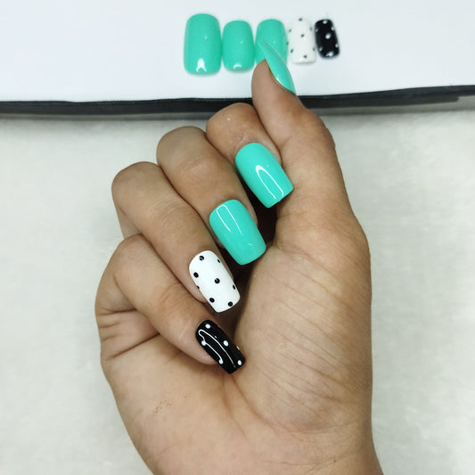 Glossy Green Dots Press on Nails Set // 643
