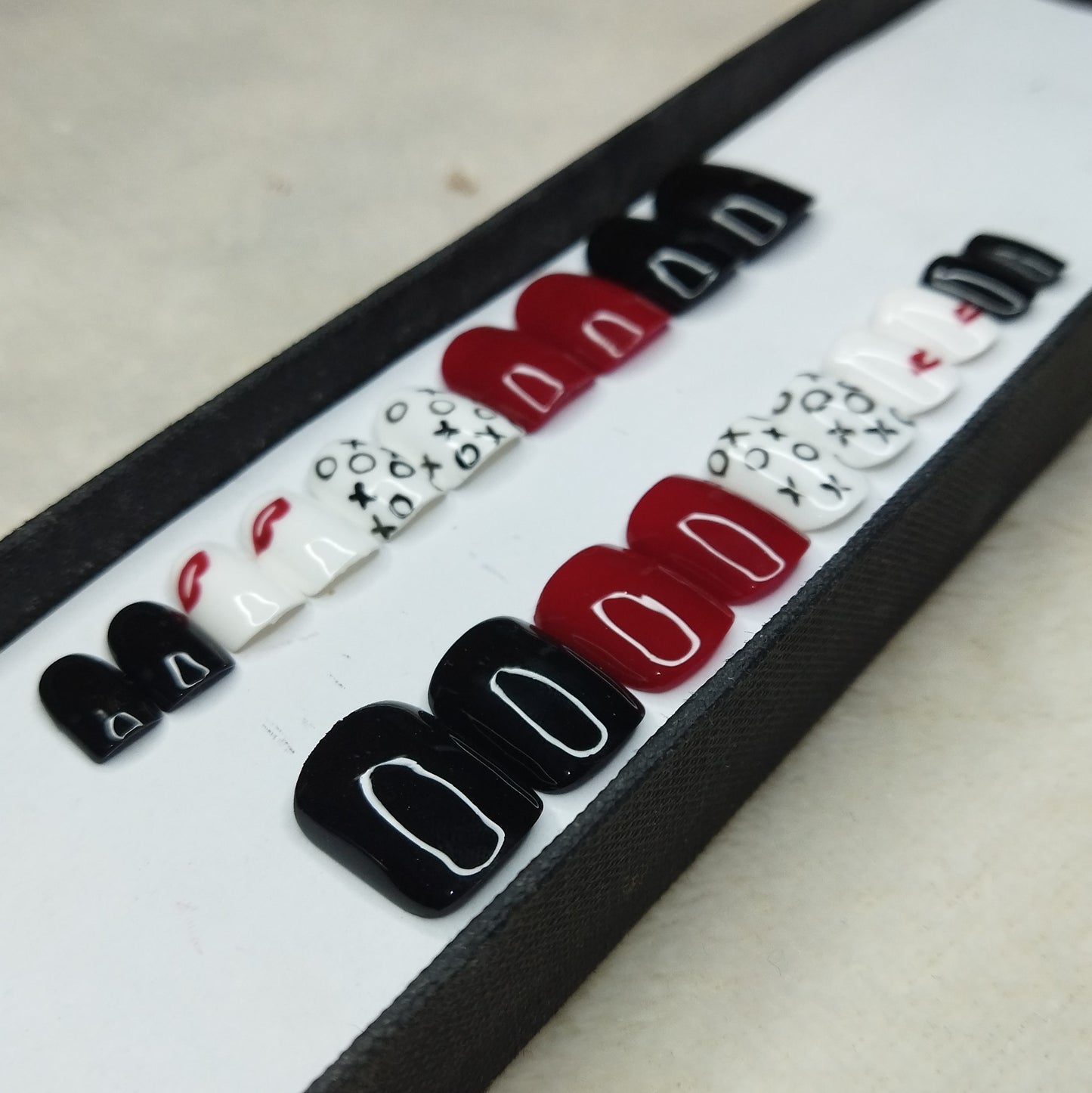 Valentine Collection: Glossy Black And Red Kiss Press on Nails Set // 737